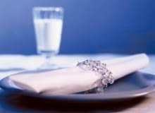 Zrób to sam: z siatki i drutu. Z tych technicznych i - wydawałoby się - mało atrakcyjnych materiałów można zrobić niezwykle dekoracyjne przedmioty. Oto kilka przykładów. Obrączka na serwetkę. Na drut nawlekamy koraliki, zostawiając między nimi kilkucentymetrowe odstępy. Przeplatamy drut w różnych kierunkach, tak by powstałą nieregularna sieć - pasek około 4 x 15 cm. Plecionkę wzmacniamy, łącząc ją w kilku miejscach drutem lub kroplą mocnego kleju. Pasek zwijamy i łączymy brzegi drutem. DEKORACJE SERWETNIK Z DRUTU TALERZ ARANZACJA DOMINIKA MILOBEDZKA FOT. RAFAL LIPSKI PUBLIKACJA CZTERY KATY NR 2 (148) - 2.2004