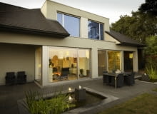 Wygodne wyjście do ogrodu z części dziennej to już rozwiązanie standardowe dom jednorodzinny, taras, elewacja ogrodowa