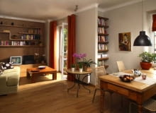 Salon. W tym pokoju część książek wyeksponowano na głównej ścianie, a część ukryto we wnęce. Solidny rozkładany stół znacznie częściej niż do posiłków służy właścicielce do pracy. Sensowne więc było ustawienie go w pobliżu wnęki - potrzebne książki są w zasięgu ręki. WNęTRZA, ARCHITEKTURA, meble, aranżacja, salon, biblioteka