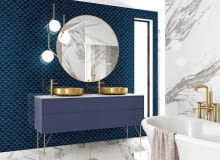 Mozaika w kolorze głębi oceanu to wyśmienity wybór do eleganckiej łazienki, w której ciemna barwa małych płytek uwydatnia elegancję wszechobecnego, wielkoformatowego marmuru i złota, Raw Decor Mozaika w kolorze głębi oceanu to wyśmienity wybór do eleganckiej łazienki, w której ciemna barwa małych płytek uwydatnia elegancję wszechobecnego, wielkoformatowego marmuru i złota, Raw Decor