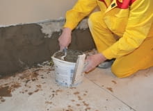 Najlepszym sposobem zabezpieczenia ścian domu z uszkodzoną izolacją poziomą jest wykonanie przepony hydrofobowej fundamenty, izolacja fundamentów