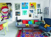 W KĄCIE WYPOCZYNKOWYM kanapa o minimalistycznej formie (duńskiej firmy Innovation Living) zgodnie sąsiaduje z fotelem w stylu lat sześćdziesiątych (BoConcept) i stolikiem nawiązującym do dawnych ludwików. Orientalny dywan został dosłownie ściągnięty z grzbietu wielbłąda podczas przejażdżki po egipskiej pustyni (oczywiście za zgodą właściciela i po uiszczeniu stosownej zapłaty). Do jego kolorystyki nawiązują barwy poduszek (sztruksowe są z F&F Home, z guzikami - z pakamera.pl). Na ścianie galeria dzieł autorstwa m.in. Sabiny Twardowskiej, Anki Mierzejewskiej, Gosi Bartosik, Przemka Cerebieża--Tarabickiego, Michała Minora, Piotra Wiatraka.