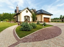 Kostka powinna pasować do otoczenia i do charakteru budynku. Kostka powinna pasować do otoczenia i do charakteru budynku.