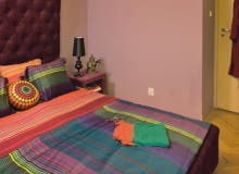 To mieszkanie gospodarze traktują jako przejściowe. Tymczasowy wystrój wnętrza, zwłaszcza sypialni, coraz bardziej im przeszkadzał. Zdecydowali się więc na jej metamorfozę, stawiając sobie i stylistce jeden warunek - inwestują przede wszystkim w meble i dodatki, które będzie można zabrać do nowym domu.<br/> <b>Po zmianie</b>. We wnętrzu zapanowała wreszcie miła atmosfera. Wykreowała ją m.in. nowa zdecydowana kolorystyka. Ściany zostały przemalowane na stłumiony wrzosowy odcień, który znakomicie komponuje się z mocnymi fioletami, wydobywając ich głęboką barwę. Pierwotnie miały być ozdobione pod sufitem listwami sztukateryjnymi, ale zgodnie z założeniem nieinwestowania w rzeczy, których nie da się zabrać do nowego mieszkania, zrezygnowano z tego pomysłu. Kolorowe nakrycie łóżka stanowi ożywczy akcent w aranżacji wnętrza. Stylistka zadbała, by wystrój nie był zbyt krzykliwy - wybrała barwy, które ładnie harmonizują z dominującymi tu fioletami: odcienie błękitu, czerwieni i oranżu. To mieszkanie gospodarze traktują jako przejściowe. Tymczasowy wystrój wnętrza, zwłaszcza sypialni, coraz bardziej im przeszkadzał. Zdecydowali się więc na jej metamorfozę, stawiając sobie i stylistce jeden warunek - inwestują przede wszystkim w meble i dodatki, które będzie można zabrać do nowym domu.<br/> <b>Po zmianie</b>. We wnętrzu zapanowała wreszcie miła atmosfera. Wykreowała ją m.in. nowa zdecydowana kolorystyka. Ściany zostały przemalowane na stłumiony wrzosowy odcień, który znakomicie komponuje się z mocnymi fioletami, wydobywając ich głęboką barwę. Pierwotnie miały być ozdobione pod sufitem listwami sztukateryjnymi, ale zgodnie z założeniem nieinwestowania w rzeczy, których nie da się zabrać do nowego mieszkania, zrezygnowano z tego pomysłu. Kolorowe nakrycie łóżka stanowi ożywczy akcent w aranżacji wnętrza. Stylistka zadbała, by wystrój nie był zbyt krzykliwy - wybrała barwy, które ładnie harmonizują z dominującymi tu fioletami: odcienie błękitu, czerwieni i oranżu.