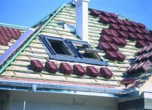 Łaty do mocowania dachówek ceramicznych i cementowych muszą być grubsze i przybite gęściej niż pod blachodachówkę. Łaty do mocowania dachówek ceramicznych i cementowych muszą być grubsze i przybite gęściej niż pod blachodachówkę.