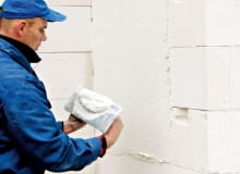 Ściany domu dobrze jest tynkować w kilka miesięcy po jego wymurowaniu, tak żeby budynek zdążył osiąść