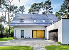 Zaletą tego domu jest prosta, zwarta bryła i tradycyjne materiały wykończeniowe, co umożliwia szybką realizację oraz rozsądek w wydawaniu pieniędzy na budowę i eksploatację. Aby dodać wejściu elegancji, fragment elewacji wykończono płytami z piaskowca