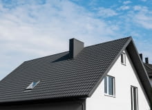 Blachodachówka modułowa – dlaczego warto wybrać budmat zamiast tradycyjnej dachówki ceramicznej?