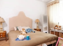 Mieszkanie idealne dla pary stało się za ciasne, gdy urodziła się Lili. A kiedy wyrosła z niemowlęcego łóżeczka, rodzice kolejny raz musieli dostosować swoją sypialnię do potrzeb coraz starszej dziewczynki. <BR /> METAMORFOZA. W niewielkim mieszkaniu, składającym się z pokoju dziennego połączonego z kuchnią oraz sypialni służącej gospodarzom również do okazjonalnej pracy, nie sposób było przeznaczyć osobnego lokum dla małej Lili. Rodzice zdecydowali się więc spać z nią w jednym pomieszczeniu. W pierwszych miesiącach życia córeczce wystarczało niemowlęce łóżeczko. Gdy jednak zaczęła chodzić i samodzielnie się bawić, trzeba było inaczej zaaranżować pokój. Poproszonej o pomoc stylistce udało się urządzić kącik dla Lili, który nie zdominował sypialni dorosłych - wybierając odpowiednie meble i dodatki, zharmonizowała styl obu części pomieszczenia. W rezultacie dobrze się tu czują zarówno rodzice, jak i dziecko. KOSZT 3777 zł (bez robocizny). <BR /> W strefie dorosłych zmiany objęły głównie łóżko - dodano do niego zagłówek. Rodzice zyskali nie tylko miękkie oparcie, ale i pewność, że córeczka, która uwielbia przychodzić do nich rano na szalone zabawy, nie uderzy się o ścianę. Stojące wcześniej przy łóżku rattanowe kosze zostały zastąpione stylowymi szafkami nocnymi, które kupiono okazyjnie na aukcji internetowej. Mieszkanie idealne dla pary stało się za ciasne, gdy urodziła się Lili. A kiedy wyrosła z niemowlęcego łóżeczka, rodzice kolejny raz musieli dostosować swoją sypialnię do potrzeb coraz starszej dziewczynki. <BR /> METAMORFOZA. W niewielkim mieszkaniu, składającym się z pokoju dziennego połączonego z kuchnią oraz sypialni służącej gospodarzom również do okazjonalnej pracy, nie sposób było przeznaczyć osobnego lokum dla małej Lili. Rodzice zdecydowali się więc spać z nią w jednym pomieszczeniu. W pierwszych miesiącach życia córeczce wystarczało niemowlęce łóżeczko. Gdy jednak zaczęła chodzić i samodzielnie się bawić, trzeba było inaczej zaaranżować pokój. Poproszonej o pomoc stylistce udało się urządzić kącik dla Lili, który nie zdominował sypialni dorosłych - wybierając odpowiednie meble i dodatki, zharmonizowała styl obu części pomieszczenia. W rezultacie dobrze się tu czują zarówno rodzice, jak i dziecko. KOSZT 3777 zł (bez robocizny). <BR /> W strefie dorosłych zmiany objęły głównie łóżko - dodano do niego zagłówek. Rodzice zyskali nie tylko miękkie oparcie, ale i pewność, że córeczka, która uwielbia przychodzić do nich rano na szalone zabawy, nie uderzy się o ścianę. Stojące wcześniej przy łóżku rattanowe kosze zostały zastąpione stylowymi szafkami nocnymi, które kupiono okazyjnie na aukcji internetowej.