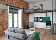 Gdy całe mieszkanie ma zaledwie 35 m kw., za to 3,5 metra wysokości, aż się prosi o antresolę! Zbudowano ją z patynowanej stali pokrytej środkami antykorozyjnymi. Ten industrialny materiał wybrano nie bez powodu - wystrój kawalerki, mieszczącej się w dawnym fabrycznym budynku, nawiązuje do stylu loftowego. BUWAGA ! PONOWNA PUBLIKACJA WYLACZNIE ZA ZGODA WLASCICIELI WROCLAW , MIESZKANIE - KAWALERKA , STYL INDUSTRIALNY , WNETRZE , ANTRESOLA , MEBLE , TELEWIZOR PLASKIPROJEKT WNETRZA MALGORZATA CHABZDA / NOWA PAPIERNIASTYLIZACJA KATARZYNA MITKIEWICZFOT. MICHAL SKORUPSKIPUBLIKACJA CZTERY KATY NR 1 (292) - 1 2016