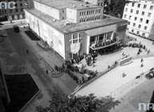 Kino Skarpa w Warszawie - Ludzie stojący w kolejce do kasy. Widoczne dekoracje reklamujące film "Krzyżacy".