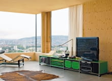 Modułowy regał Haller marki USM skonfigurowany jako szafka telewizyjna. Wymiary, układ półek i kolor na zamówienie. mood-design.pl Modułowy regał Haller marki USM skonfigurowany jako szafka telewizyjna. Wymiary, układ półek i kolor na zamówienie. mood-design.pl