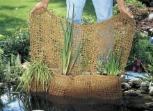 Praktyczna kieszeń na rośliny wodne wykonana z naturalnego włókna kokosowego. Pomoże stworzyć w oczku piękną kompozycję; ok. 44 zł, Gardena Praktyczna kieszeń na rośliny wodne wykonana z naturalnego włókna kokosowego. Pomoże stworzyć w oczku piękną kompozycję; ok. 44 zł, Gardena