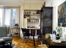 W niewielkim mieszkaniu dzięki przemyślanym rozwiązaniom powstały wygodne kąty - jest tu miejsce do wypoczynku, jedzenia i pracy. Styl i kolory wyposażenia sprawiają, że kawalerka ma zdecydowanie angielski styl UWAGA PONOWNA PUBLIKACJA ZA ZGODA WLASCICIELI MIESZKANIE WNETRZE MEBLE STYLIZACJA CARMEN PEREZ FOT. RAFAL LIPSKI PUBLIKACJA CZTERY KATY NR 4 (150) - 4.2004