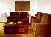 PRZED ZMIANĄ. Wszystkie meble służyły właścicielom już wiele lat. Ślady zniszczeń na zabytkowej skrzyni nie rażą, ale fotele w nieciekawym obiciu wyglądają po prostu staro i niemodnie. Poza tym we wnętrzu panuje przypadkowa mieszanka stylowa i kolorystyczna monotonia , co również nie dodaje mu uroku. WNETRZA METAMORFOZA MEBLE