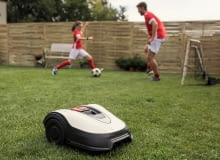 Mini robot Honda Miimo 70 Live o szerokości koszenia 19 cm jest wyposażony w 3-stopniową  regulację wysokości koszenia w zakresie 30/40/50 mm. Na jednym ładowaniu litowo-jonowego akumulatora kosi do 32 m kw. w jedną godzinę, czyli codziennie rano może przygotować boisko do nowych rozgrywek. Elastyczny sposób instalacji bazy dokującej ułatwia samodzielny montaż przewodu granicznego i umieszczenie jej z możliwie najłatwiejszym dostępem dla robota. Robot koszący Miimo 70 Live