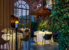 Dawna świetność i nowa jakość. Okna są zabytkowe, zasłona i balustrady powstały z modnych, nowoczesnych materiałów. Krzesła Phillipe'a Starcka. Dawna świetność i nowa jakość. Okna są zabytkowe, zasłona i balustrady powstały z modnych, nowoczesnych materiałów. Krzesła Phillipe'a Starcka.