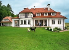 Widok na dom od strony pobliskiego jeziora. Budynek został usytuowany na specjalnie usypanym wzniesieniu, co dodatkowo uatrakcyjnia widok na okolicę dom jednorodzinny