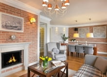 Stylowe wnętrze zostało urządzone bardzo klasycznie. Ceglane ściany stanowią bardzo ważny element wystroju. Zostały one starannie wykończone sztukateriami, dzięki czemu wyglądają elegancko. salon, jadalnia, ceglane ściany, wystrój wnętrz, aranżacje wnętrz