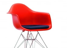 Plastic chair. Kultowe krzesło z 1950 r. Współczesna wersja z polipropylenu jest jeszcze bardziej komfortowa. 1798 zł, vitra.com/ipnoticstore.pl