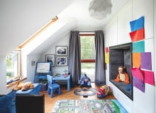 Poddasze. W ścianie kolankowej, pod oknem połaciowym, zamontowano okno kolankowe poddasze, okna dachowe