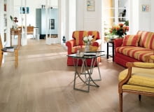 Dzięki stosowanym obecnie metodom fabrycznego wykańczania drewna świeżo ułożona podłoga może wyglądać tak, jakby leżała w domu od pokoleń Dzięki stosowanym obecnie metodom fabrycznego wykańczania drewna świeżo ułożona podłoga może wyglądać tak, jakby leżała w domu od pokoleń