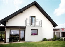 Czysta elewacja domu - bez nalotu z glonów, mchów i grzybów