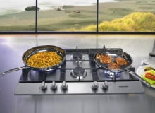 Zwolenników płyt gazowych nie zniechęcają trudne do zmycia tłuste opary, osadzające się na rusztach i garnkach. Doceniają łatwość obsługi tych urządzeń oraz niższe - w porównaniu z płytami elektrycznymi - koszty ich eksploatacji. <BR /> PŁYTY GAZOWE. GN7A2IFXD, stal nierdzewna, ruszt żeliwny trzyczęściowy, 5 palników (w tym potrójna korona), szer. 75 cm, 1449 zł, Samsung