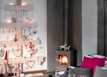 Skandynawskie wzornictwo czerpie garściami z tradycji rodzimego rzemiosła. Nawet ozdoby choinkowe mają własny styl ? skromne, raczej w stonowanych barwach, równie dobrze odnalazłyby się w codziennym wystroju wnętrza. Bywa, że eksponuje się je na drzewku-symbolu, takim jak na zdjęciu. Meble: stoliki-pieńki, 449 zł, HK Living; na choince: gwiazdy, 41,99 zł/szt., napis, 67,99 zł, domki (małe,) 62 zł/3 szt., aniołki 22 zł/szt., misie i Mikołaje 42 zł/szt., dutchhouse.pl; serduszka ręcznie malowane w nutki 7 zł/szt., Malowana Szuflada; serduszka 10 zł/szt. Malabelle; ptaszki 94 zł/szt., gwiazda (kontur), 76 zł, serca (kontury), 78 i 79 zł, serduszko haftowane 94 zł, krasnal (na podłodze), 298 zł zpotrzebypiekna.com; krasnale (małe), 89 zł/szt., renifer, 179 zł, Scandinavian Living; na kominku: Koniki 79 i 99 zł, Scandinavian Living; na stolikach: kubki (z literkami), 36 zł/szt., zpotrzebypiekna.com; świeczniki, 42 zł/szt., dutchhouse.pl; na kanapie: poduszka (amarantowa), 256 zł, poduszki (szare z wzorkiem), 209 zł/szt., Malabelle Nieopisane przedmioty są własnością prywatną. Skandynawskie wzornictwo czerpie garściami z tradycji rodzimego rzemiosła. Nawet ozdoby choinkowe mają własny styl ? skromne, raczej w stonowanych barwach, równie dobrze odnalazłyby się w codziennym wystroju wnętrza. Bywa, że eksponuje się je na drzewku-symbolu, takim jak na zdjęciu. Meble: stoliki-pieńki, 449 zł, HK Living; na choince: gwiazdy, 41,99 zł/szt., napis, 67,99 zł, domki (małe,) 62 zł/3 szt., aniołki 22 zł/szt., misie i Mikołaje 42 zł/szt., dutchhouse.pl; serduszka ręcznie malowane w nutki 7 zł/szt., Malowana Szuflada; serduszka 10 zł/szt. Malabelle; ptaszki 94 zł/szt., gwiazda (kontur), 76 zł, serca (kontury), 78 i 79 zł, serduszko haftowane 94 zł, krasnal (na podłodze), 298 zł zpotrzebypiekna.com; krasnale (małe), 89 zł/szt., renifer, 179 zł, Scandinavian Living; na kominku: Koniki 79 i 99 zł, Scandinavian Living; na stolikach: kubki (z literkami), 36 zł/szt., zpotrzebypiekna.com; świeczniki, 42 zł/szt., dutchhouse.pl; na kanapie: poduszka (amarantowa), 256 zł, poduszki (szare z wzorkiem), 209 zł/szt., Malabelle Nieopisane przedmioty są własnością prywatną.