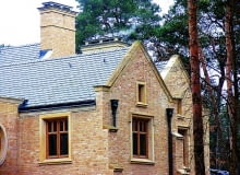 Przy wykonaniu rynien na gzymsie z amiast sztucera montuje się naczynie zbiorcze rynny na gzymsie