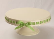 Nadchodzi karnawał. Nie tylko u cioci na imieninach, ale na każdej innej imprezie warto wyeksponować ciasta i ciasteczka (nawet jeśli to tylko dzieło cukierni za rogiem). <BR /> PATERY. Wysokiej jakości porcelana typu bone china w odcieniu kremowym o ponadczasowych kształtach z ręcznie wykonanymi zdobieniami. Villa Italia