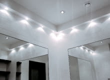 Duże lustro w łazience to nie tylko wygoda. Dzięki niemu nawet niewielka łazienka będzie wydawać się większa. Dobrym sposobem na takie optyczne powiększenie łazienki jest umieszczenie dwóch luster na dwóch sąsiadujących ze sobą ścianach lustra łazienkowe,łazienka