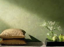 ŚCIANY. Zbliża się sezon remontowy. Nim podejmiemy decyzję, na jaki kolor pomalować ściany, zapoznajmy się z bogatą ofertą producentów farb. Oprócz tradycyjnych preparatów proponują oni teraz przeróżne farby dekoracyjne, które tworzą na ścianach ciekawe efekty, np. imitacje marmuru, trawertynu, pustynnego piasku albo starego muru. Takie wykończenie podkreśla zwłaszcza charakter stylizowanych wnętrz. Dostępne są też bejce nadające powłokom malarskim metalizujący albo opalizujący blask. Dzięki nim ściany nabierają głębi i ekspresji, stając się istotną ozdobą pomieszczenia. Ścianę pomalowano farbą Latex Texture Sand 386, która imituje wygląd naturalnego piaskowca, Benjamin Moore.