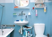 METAMORFOZY. Jeśli chcesz zmienić wygląd swojej łazienki, a nie masz ani pomysłu, ani zbyt wielu pieniędzy, podpowiadamy, jak to zrobić bez kłopotliwego i kosztownego remontu. Oto kilka pomysłów. <br >METAMORFOZY. PRZED ZMIANĄ. Pomieszczenie skromnie wyposażone i małe. Niewielki jest również budżet, jaki mamy do dyspozycji. Na remont z pewnością nie wystarczy, zatem musimy ograniczyć się do kosmetycznych zmian. <BR >Mała łazienka wyglądała trochę jak podręczny magazynek. Urody nie dodawały jej ściany pomalowane farbą o dość smutnym odcieniu ani przypadkowe dywaniki na podłodze. 18.03.2005 WARSZAWA , SESJA WNETRZE , METAMORFOZA , PRZED I PO , LAZIENKA , SRODZIEMNOMORSKA M USZELKI