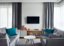 Symetryczny układ salonu wprowadza jeszcze większą harmonię i ład. Pełne wzorów mieszkanie na warszawskim Powiślu