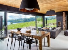 Kiedy robi się ciepło, gospodarze rozsuwają szklane ściany, a granica między wnętrzem, a tym co na zewnątrz, ulega zatarciu. Stół (Kare Design) ma przecierany wielobarwny blat. - Doskonale znosi ślady kredek i flamastrów - śmieje się pani domu. Wokół stołu krzesła Masters Philippe'a Starcka i Eugeni Quitlleta (Kartell). Kiedy robi się ciepło, gospodarze rozsuwają szklane ściany, a granica między wnętrzem, a tym co na zewnątrz, ulega zatarciu. Stół (Kare Design) ma przecierany wielobarwny blat. - Doskonale znosi ślady kredek i flamastrów - śmieje się pani domu. Wokół stołu krzesła Masters Philippe'a Starcka i Eugeni Quitlleta (Kartell).