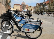 Wypożyczalnia rowerów we Wrocławiu 08.06.2011 WROCLAW , WYPOZYCZALNIA ROWEROW MIEJSKICH NA WROCLAWSKIM RYNKU . FOT. MACIEJ SWIERCZYNSKI / AGENCJA GAZETA SLOWA KLUCZOWE: ROWER MIEJSKI ROWERY WYPOZYCZALNIA NEXTBIKE ZDJĘCIE DO WKŁADKI: DLOWA strony lokalne GW - WarszawaGazeta_Stoleczna