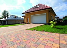 Do stworzenia podjazdów można wykorzystać różne materiały. Bardzo popularna jest kostka brukowa. Prezentujemy inspirujące rozwiązania. <br> Kostka brukowa Granito; wymiary: 9/10 x 16, 13/12 x 16, 16/17 x 16, 21/20 x 16 cm; grubość - 6 cm; kolory: Linia Styl - indiana, latte, hawaii; faktura: gładka; <b>cena: 55 zł/m2</b> materiały na nawierzchnie