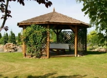 Altany i wiaty w przydomowych ogrodach możemy budować bez zgłoszenia, o ile powierzchnia zabudowy nie przekroczy 25 m2. Obiektów takich nie może być jednak więcej niż dwa na 500 m2 10.06.2003. OLTARZEW OGROD SESJA SNIADANIE W ALTANIE KWIETNIK ALTANA FOT. PIOTR MOLECKI / AGENCJA GAZETA PUBLIKACJA OGRODY NR 2 (82) - 2.2006