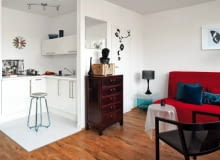 Mieszkanie. Dzięki przeniesieniu wejścia do łazienki do pokoju w malutkiej kuchni można było zabudować szafkami dwie ściany. Chociaż nie ma tu zbyt wiele miejsca, w jednej z szafek udało się ukryć pralkę.