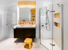 ŁAZIENKA. W kabinie prysznicowej nie ma brodzika (tylko odpływ liniowy w podłodze), dzieci mogą więc bezpiecznie do niej wchodzić i wychodzić. Dolna wnęka-półka znajduje się na takiej wysokości, że Amelka i Brian bez trudu sięgają po kosmetyki. Łazienka jest jasna, zaaranżowana w biało-żółtej kolorystyce. Zdaniem projektanta to uniwersalne zestawienie barw, które szybko się nie znudzi (nawet gdy dzieci podrosną). ŁAZIENKA. W kabinie prysznicowej nie ma brodzika (tylko odpływ liniowy w podłodze), dzieci mogą więc bezpiecznie do niej wchodzić i wychodzić. Dolna wnęka-półka znajduje się na takiej wysokości, że Amelka i Brian bez trudu sięgają po kosmetyki. Łazienka jest jasna, zaaranżowana w biało-żółtej kolorystyce. Zdaniem projektanta to uniwersalne zestawienie barw, które szybko się nie znudzi (nawet gdy dzieci podrosną).