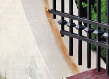 podmurówka,ogrodzenie,plamy z rdzy