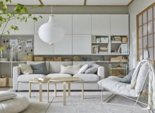 W skandynawskim salonie biel jest zarezerwowana nie tylko dla ścian domu, lecz także dla mebli i dodatków, takich jak pudełka, kosze, poduszki, zasłony, lampy, naczynia czy ramki na zdjęcia. Przełamuje ją barwa drewna i zieleń roślin.