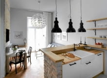 W niewielkim mieszkaniu połączenie kuchni z salonem pozwoliło optycznie powiększyć przestrzeń. Elementem oddzielającym jest półwysep, który od strony salonu wyłożono cegłą. 03.10.2014 , Krakow , wnetrza , mieszkanie , stylizacja Aneta Kosiba , sesja dla : Cztery Katy . Fot. Michal Mutor SLOWA KLUCZOWE: WNETRZA DEKORACJE