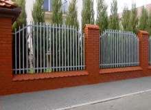 Słupy z cegły klinkierowej często przykrywa się dopasowaną do nich kolorystycznie dachówką ceramiczną, np. karpiówką. PUBLIKACJA DO WYKORZYSTANIA PO UZGODNIENIU Z AUTOREM