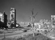 Unikatowe zdjęcia stolicy pokazujące niewyobrażalną skalę powojennych zniszczeń oraz żmudny proces odbudowy stolicy prezentowane były niedawno w Domu Spotkań z Historią w Warszawie Ruiny Warszawy i odbudowa stolicy po wojnie