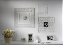 Zrób to sam: Ozdoby z gipsu i wody. Gałązka przyniesiona z lasu, drewniany ptaszek, róża z tkaniny. Te wszystkie niepozorne rzeczy łatwo przemienić w pzrykuwające wzrok płaskorzeźby. Oto kilka niebanalnych pomysłów na udekorowanie ścian. WNETRZA DEKORACJE Z KORONKI STYLIZACJA JOLANTA KOLARY , KINGA KOLARY FOT. RADOSLAW WOJNAR PUBLIKACJA CZTERY KATY NR 4 (186) - 4 2007