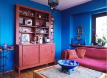 Mieszkanie. Wystrój pokoju dziennego nawiązuje do orientalnych wnętrz. Żywe barwy, wygodne kanapy, marokańska lampa - w takim otoczeniu Ania przyjmuje gości i odpoczywa. UWAGA PONOWNA PUBLIKACJA ZA ZGODA WLASCICIELI