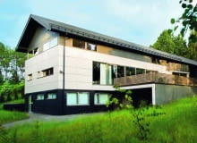 Klasyczne podziały elewacji na podstawę, ścianę i zwieńczenie zderzono z modernistyczną, horyzontalną stylistyką