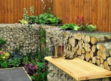 Drewno w ogrodzie. Pociętymi pniakami można wypełnić gabiony - modne ostatnio konstrukcje ze stalowej siatki